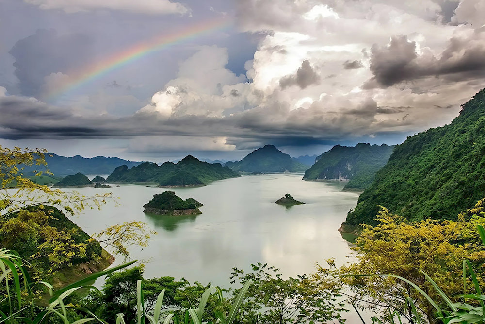 Hoa Binh Lake boasts charming and heart-stirring scenery
